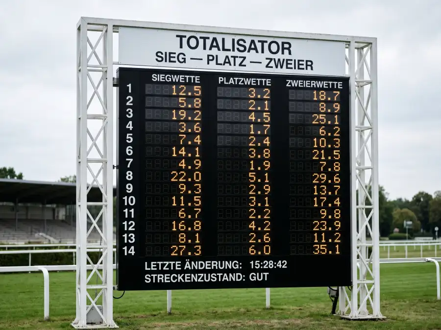 Totalisator-Anzeigetafel mit laufenden Quoten der Pferde vor dem Start eines Galopprennens